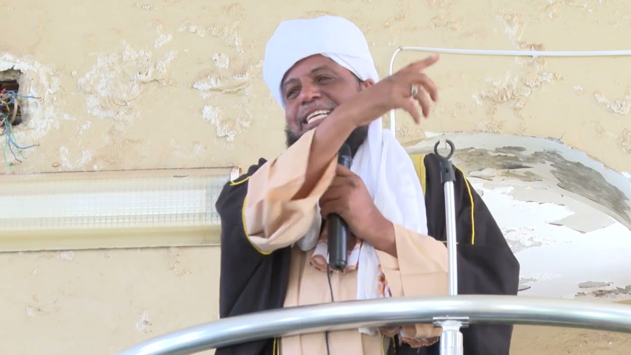 مشهد روحاني ورسمي.. صلاة الجمعة بمسجد السلطان علي دينار بالفاشر بحضور قيادات عسكرية