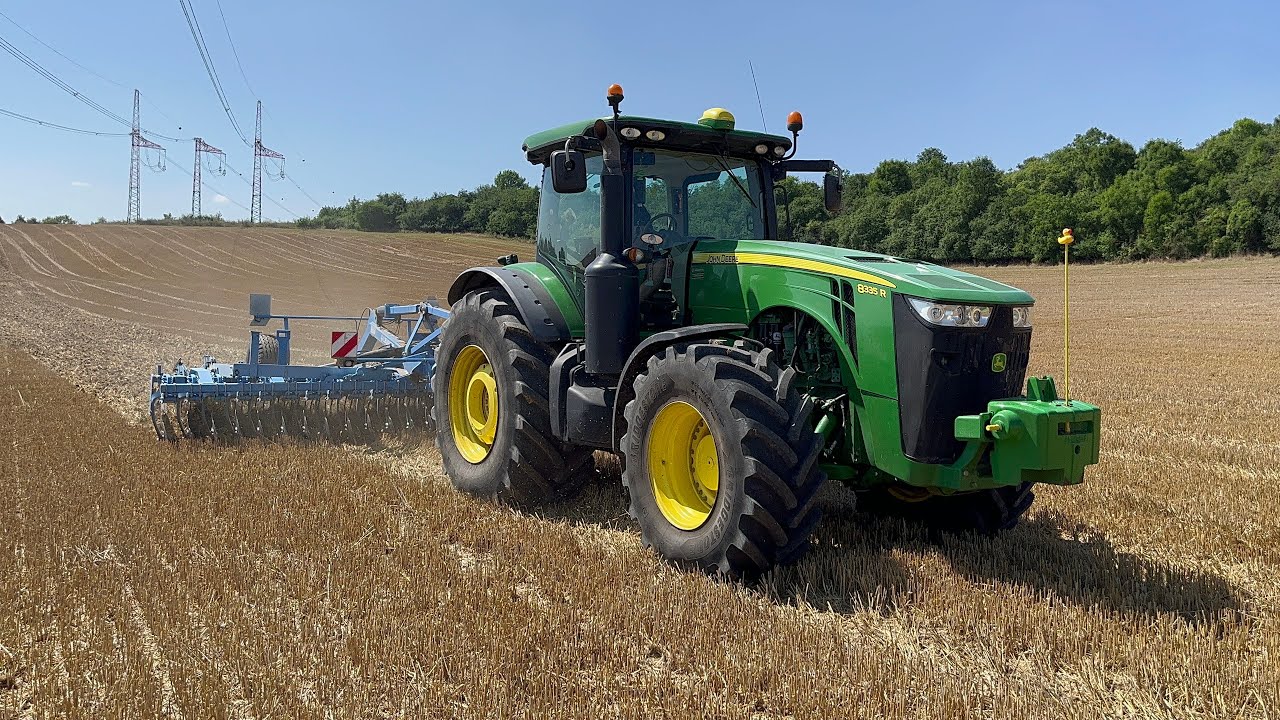 Diskování pole s John Deere 8335R (4k)