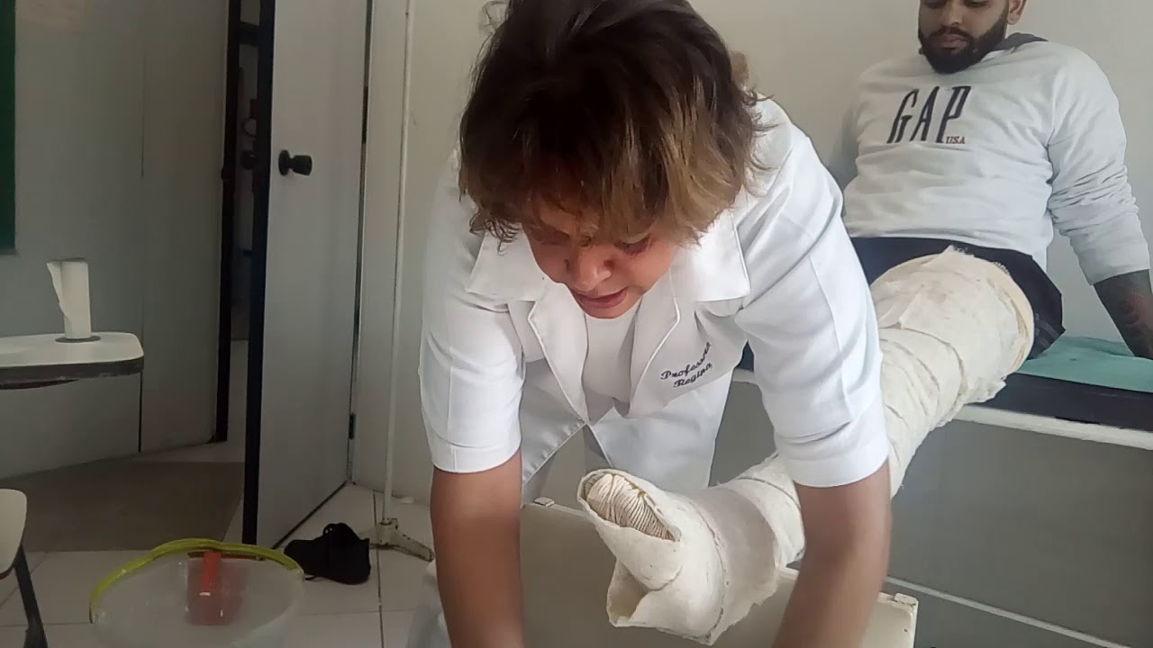 Tala para a perna toda ,tala imguino podálico feita na escola
