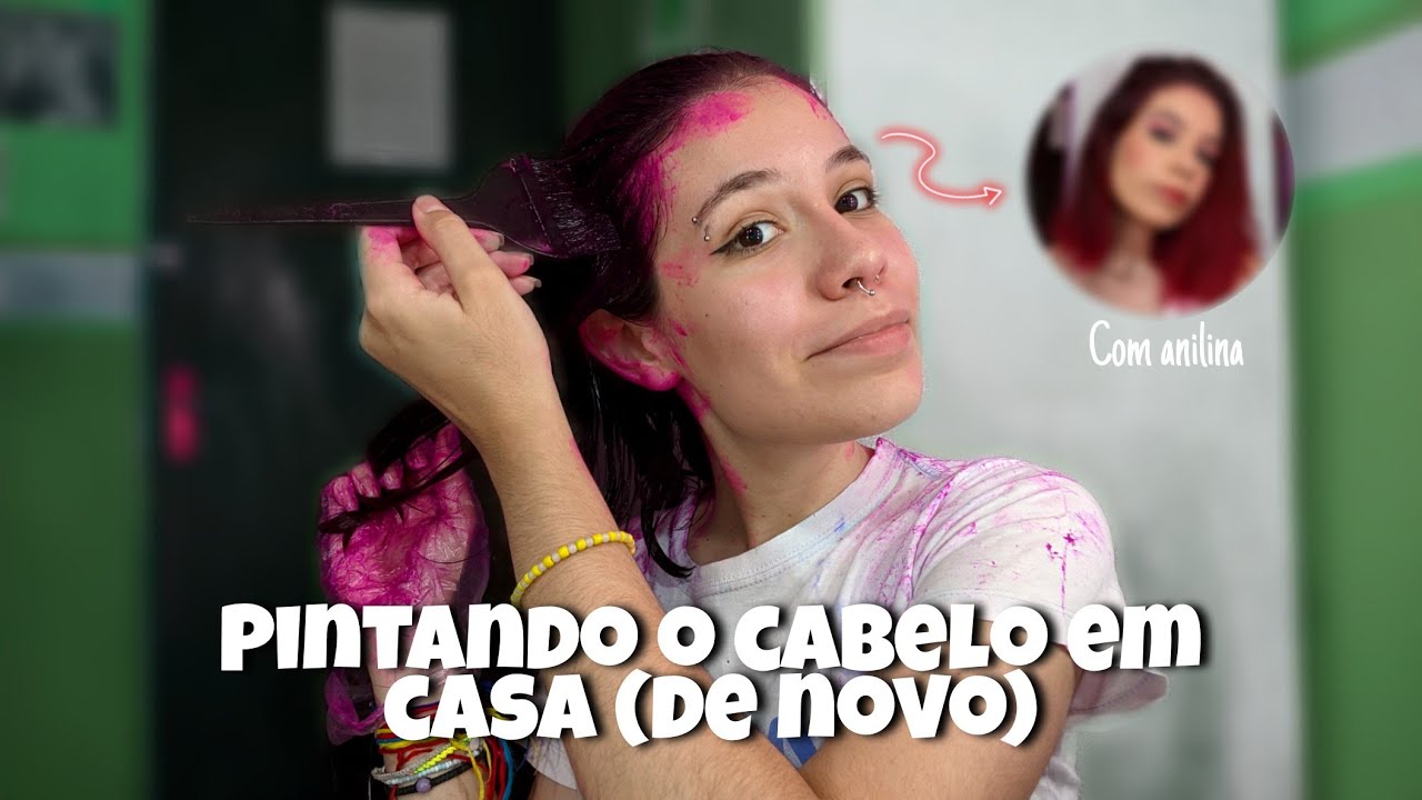 Pintando o cabelo em casa em vez de fazer terapia *de rosa com anilina*