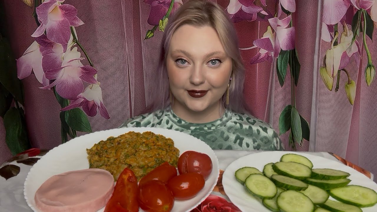 Мукбанг/Mukbang . Колбаса сливочная с чечевицей , соленья и огурец .