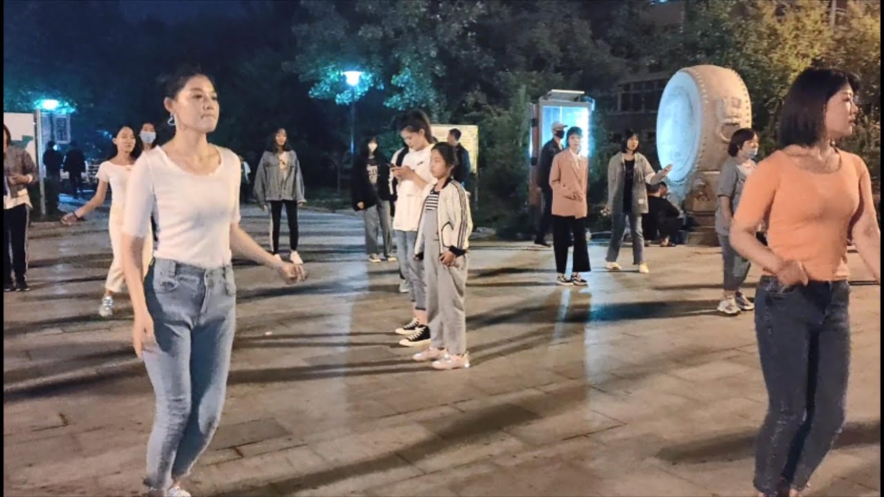 身材超好的美女跳广场舞，歌曲《别知己》，我是来看黑衣女孩的。