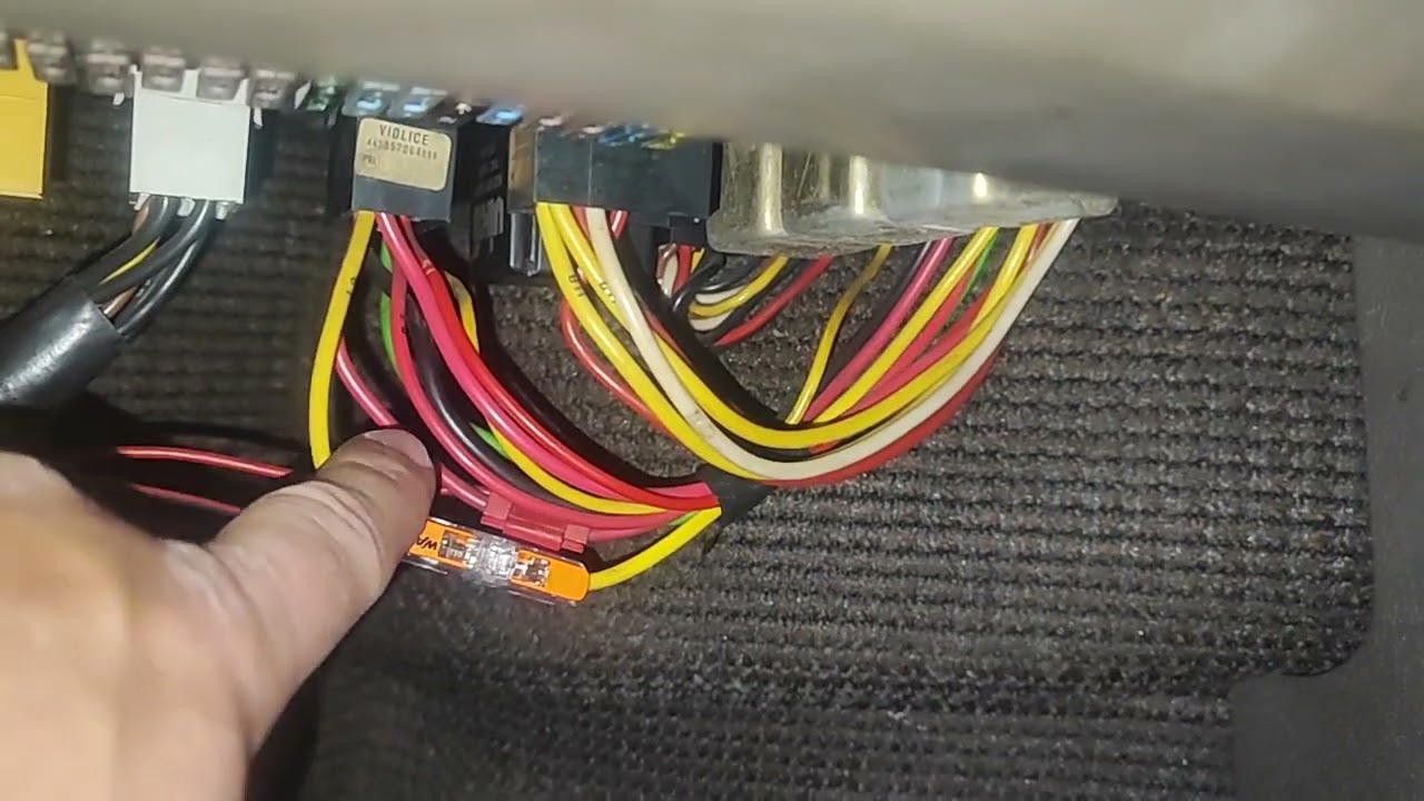 Montaż radia XBlitz RF350 w Skodzie Favorit