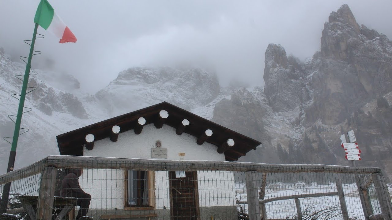 Notte al bivacco Menegazzi, risveglio sotto la neve