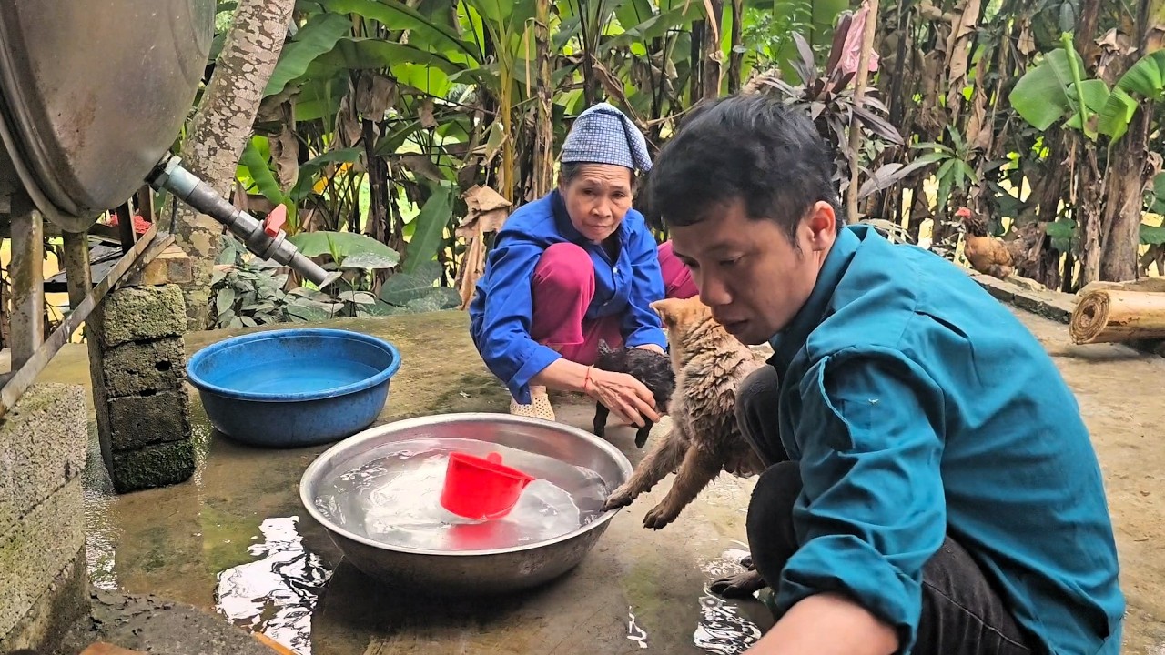 Nhượng's working journey and relaxing moments with his elderly mother.