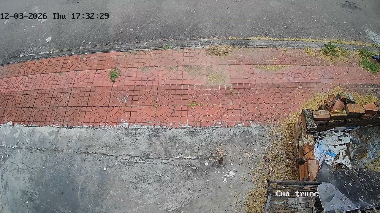 Xe tải chiếm dụng vỉa hè sửa chữa, nổ máy 23 phút xả khói vào nhà khét lẹt   20260312 172157 174505