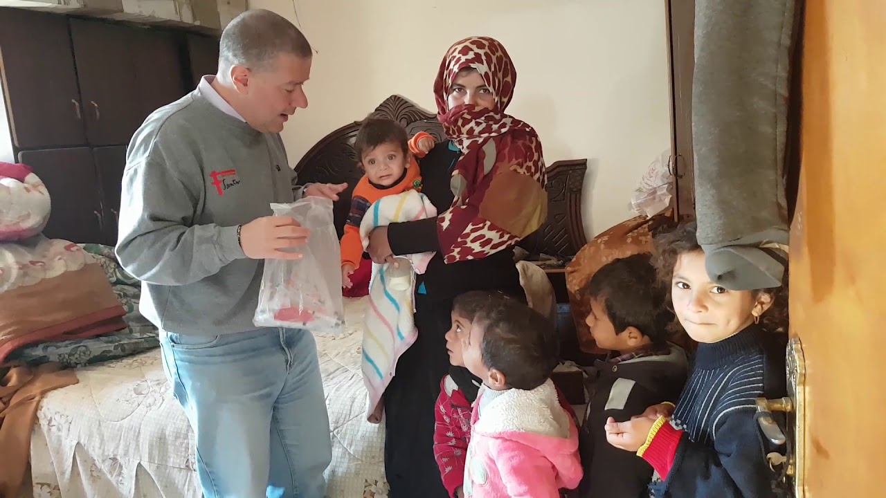 QUESTO BIMBO DI GAZA CURATO CON SIRINGHE DI PLASTICA USATE PI&Ugrave; VOLTE. TOTALE MISERIA