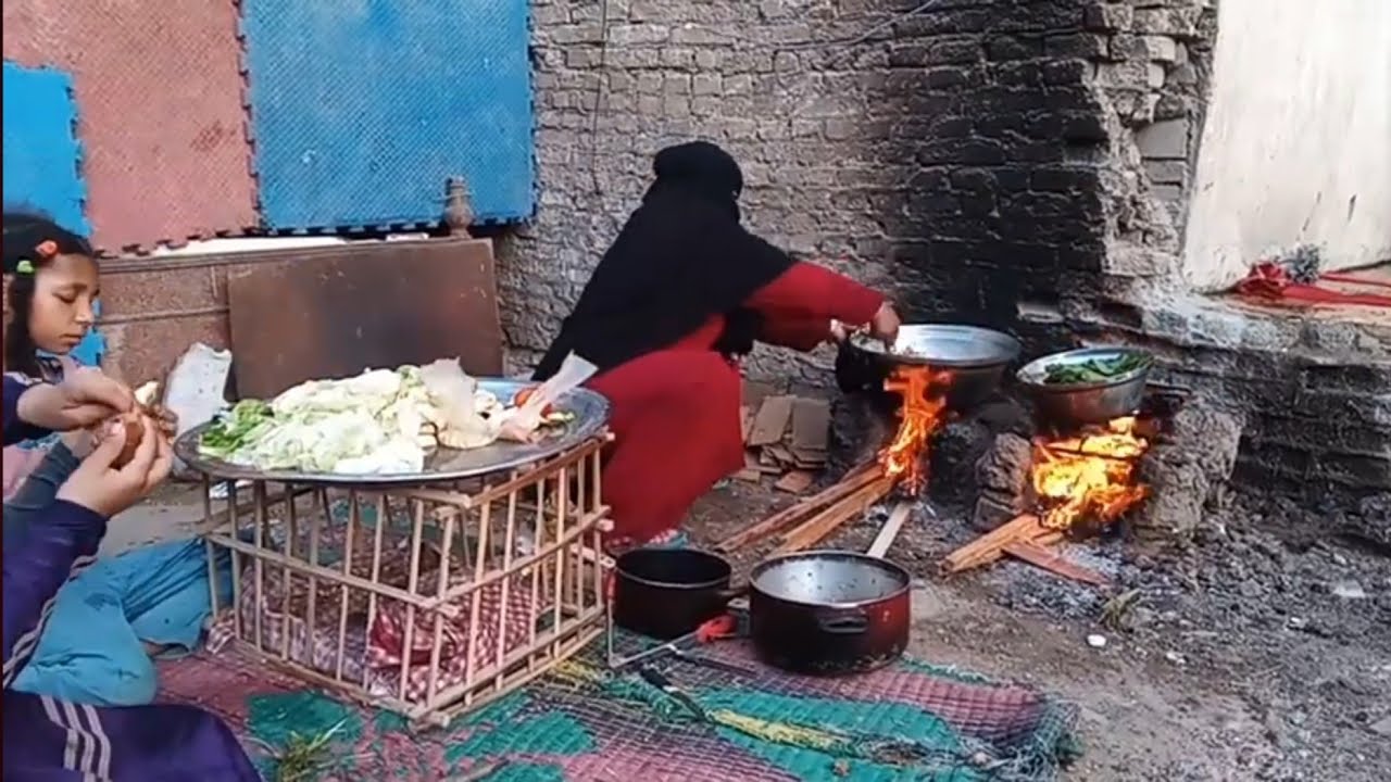 سيده بتشتغل وبتقوم وتكفي وشافت اللي محدش شافه في حياتها ولسه وقفه على رجليها ما هي ليهم ام واب😭😭