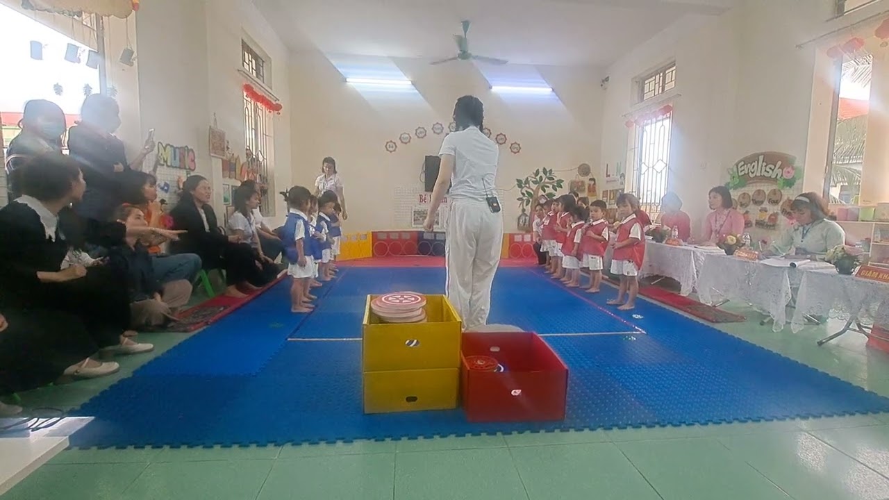 Thể dục: Đi có mang vật trên tay (24-36 tháng)