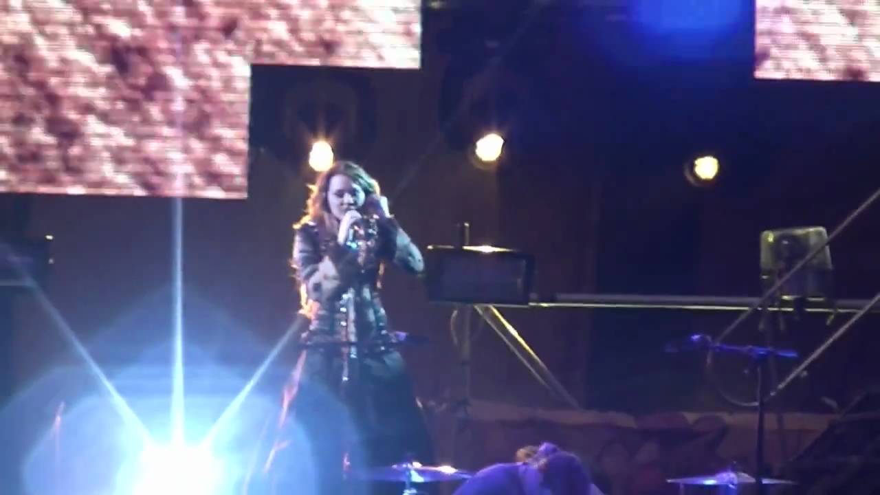 Miley Cyrus Every rose has its thorn, live in Ecuador 2011