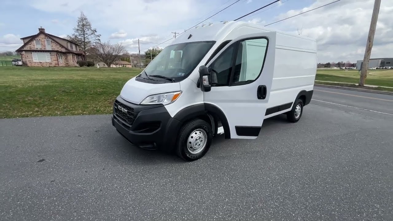 Грузовой фургон Ram ProMaster 2500 High Roof 159 WB 2023 года выпуска.