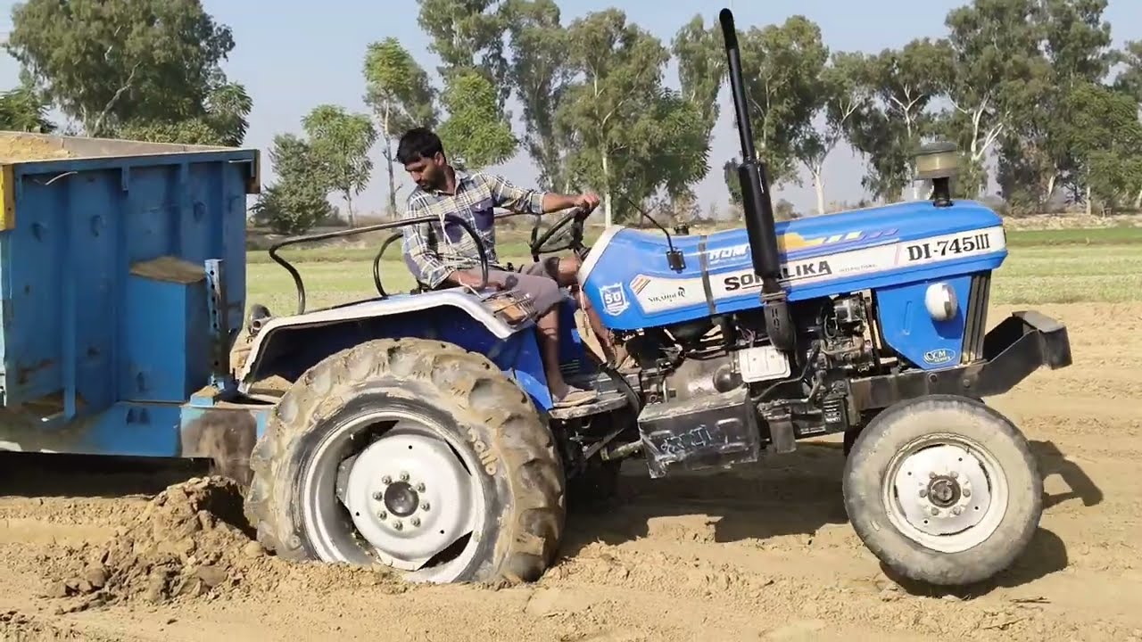आज फिर खेत में मिट्टी डालते समय Sonalika और Powertrac दोनों फँस गए! 😳🚜
