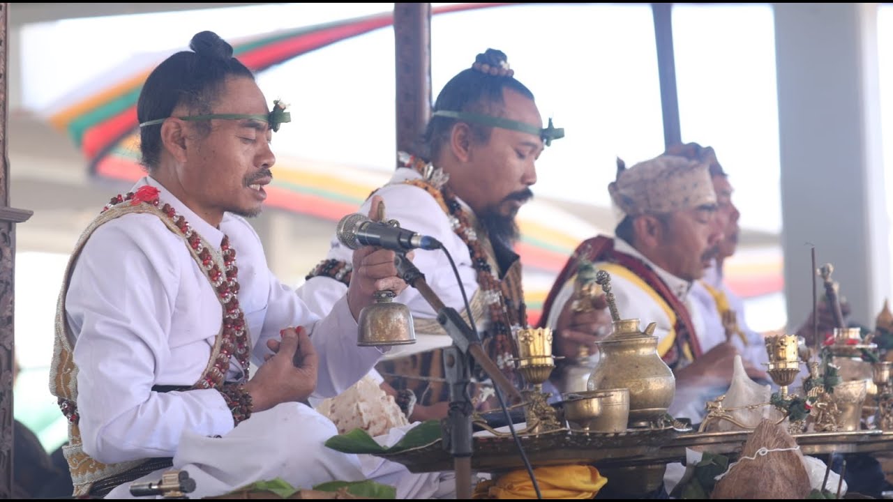 Upacara Yadnya Kasada : Ritual Suku Tengger di Kawah Gunung Bromo
