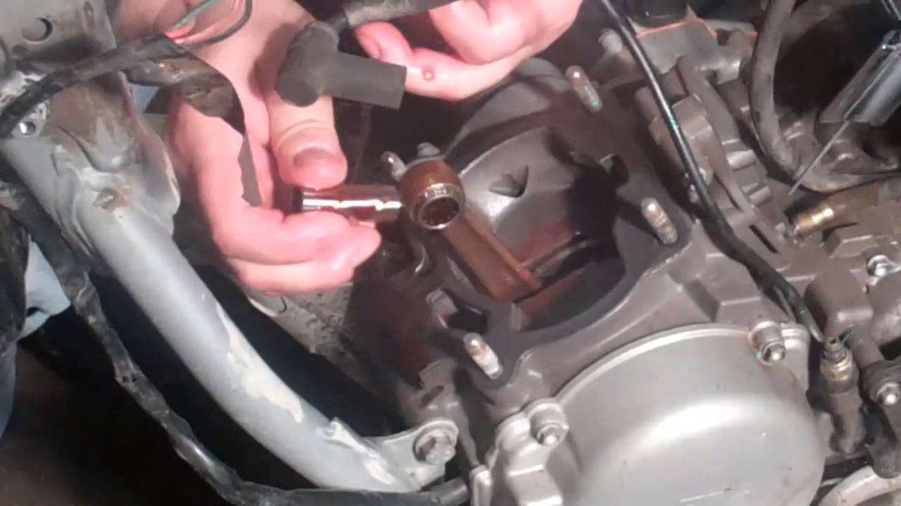 KTM 125 SX Top End Overhaul (Part 12) - Installing cylinder