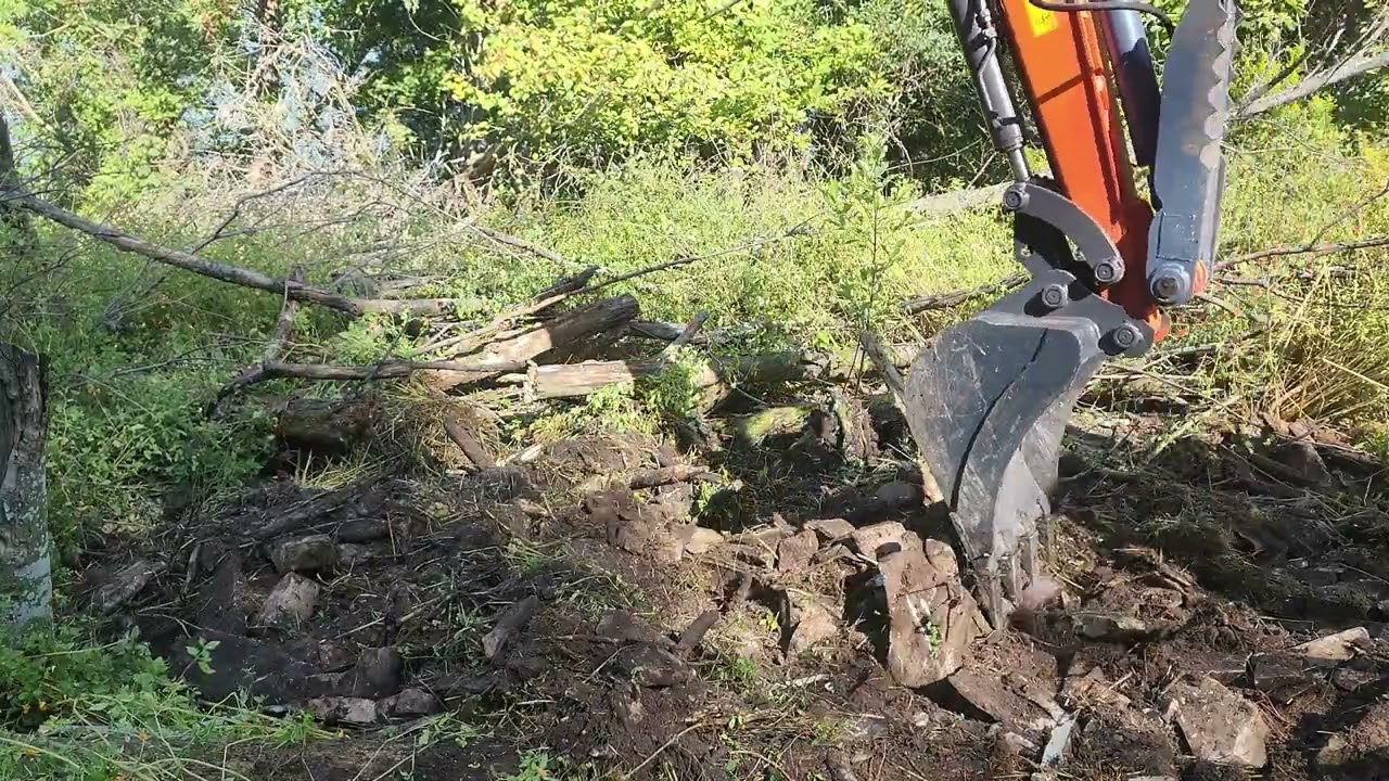 CFG 40UF aka SWE 35UF mini excavator in action on a steep and rocky hillside!