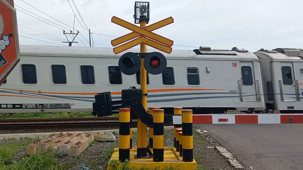 Railroad Crossing Indonesia || Perlintasan Kereta Api Indonesia || kereta garis garis legend
