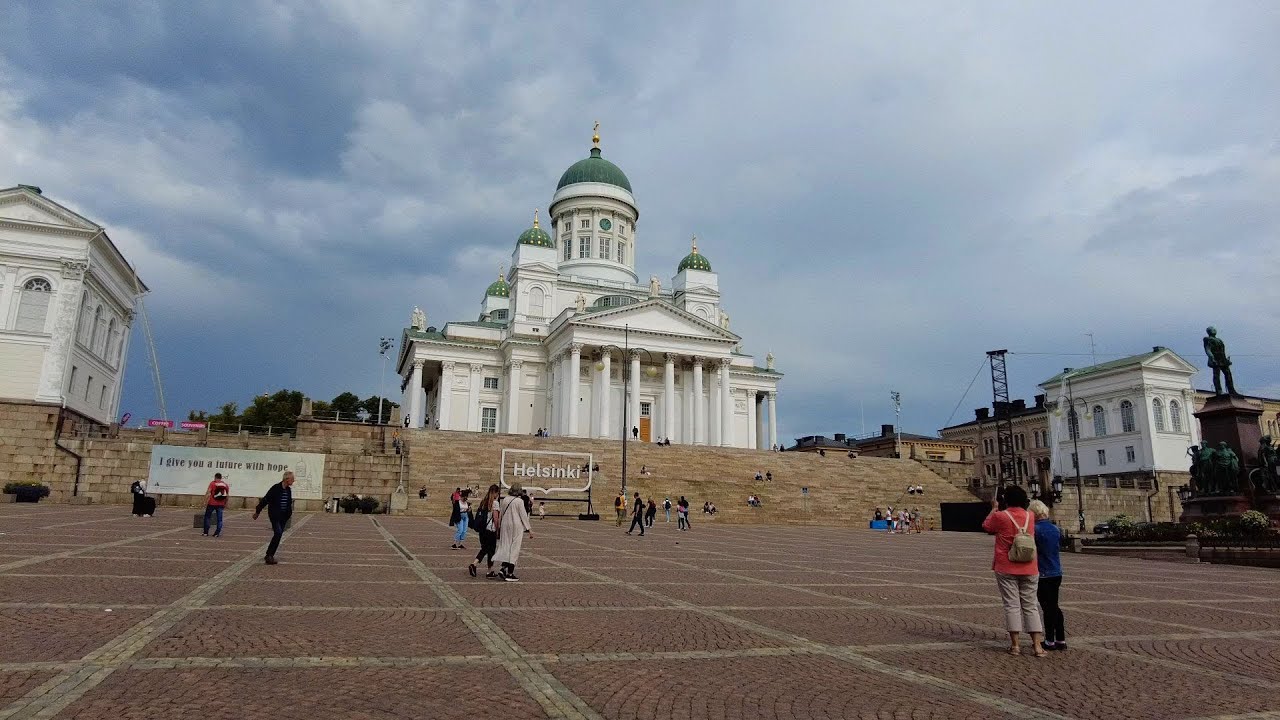 Walking in Helsinki Center: Aleksanterinkatu - Senaatintori - Railway Station