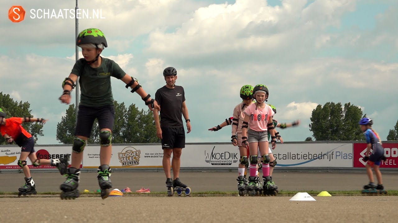 Femke Kok en Wesly Dijs geven skateclinic aan kinderen