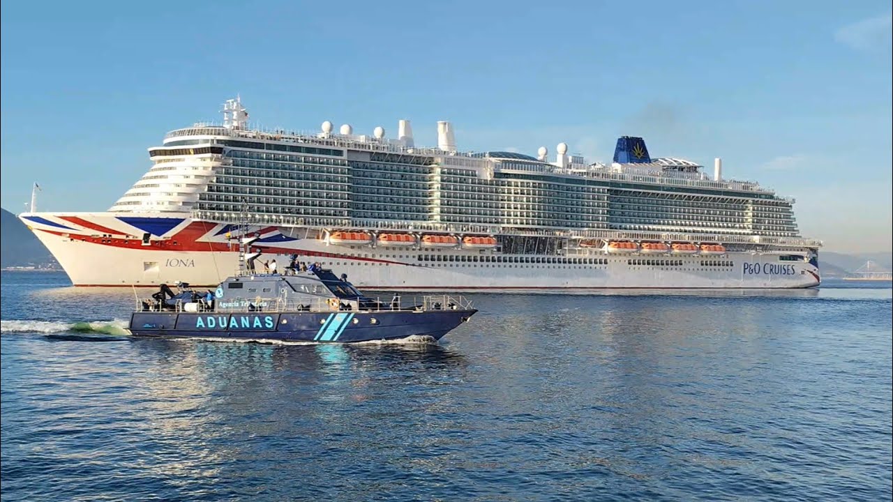 Cruise ship 