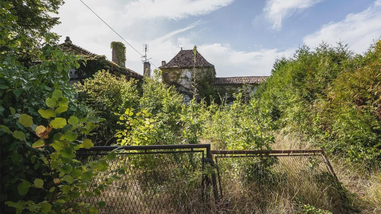 Ce se ascunde în umbrele acestei vile părăsite?