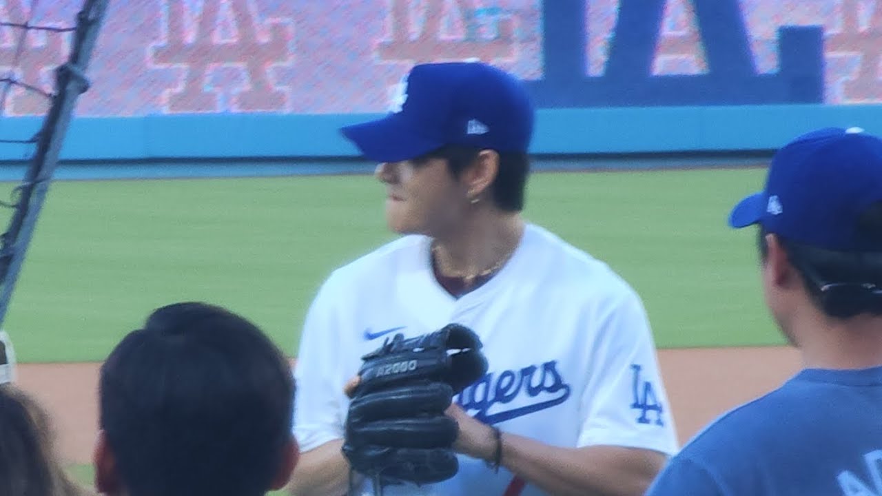 250825 BTS V FIRST CEREMONIAL PITCH @ DODGERS STADIUM (4K) 