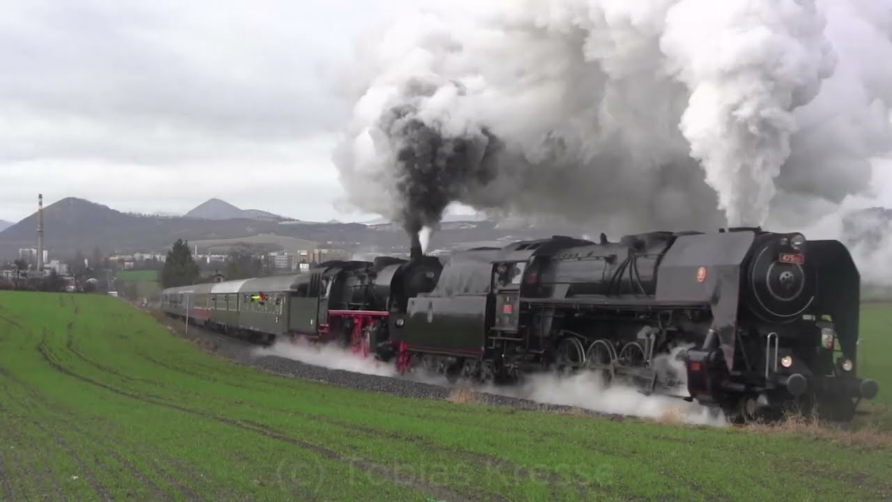Dampflok 23 1097 und 475 111 mit langem Sonderzug in Tschechien
