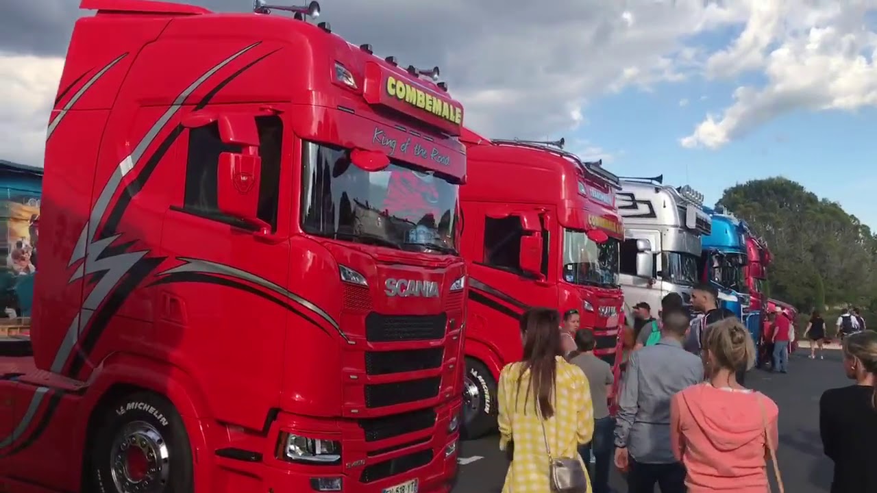 Exposition 220 camions décorés au Circuit Paul Ricard