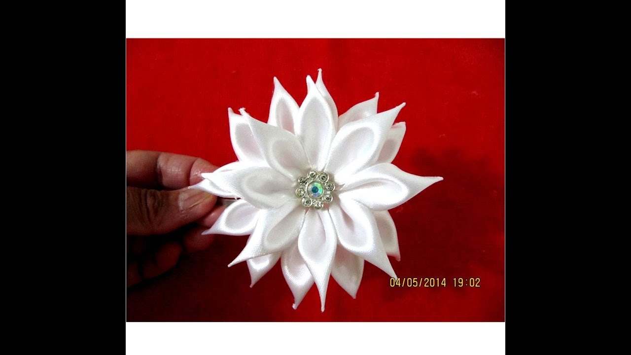 Flores blancas hermosas pétalos de rectángulos  kanzashi en cintas