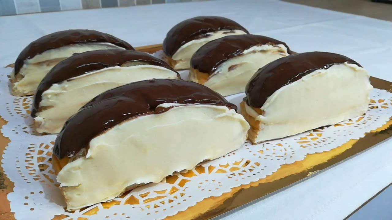 Medias noches con crema pastelera.