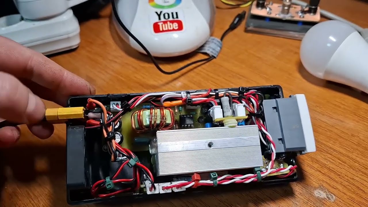 Convertor de tensiune continuă 12V-300V cu circuitul integrat NE555