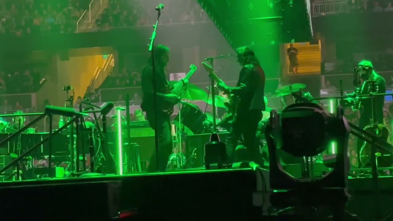 ROGER WATERS Band Performs MONEY With Dave Kilminster Singing the Lead Vocal at the Amway in Orlando