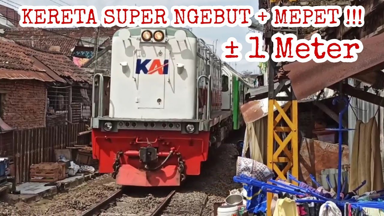 SEMPIT!!! Saat Kereta Api Melintasi Pemukiman Padat Penduduk di Malang