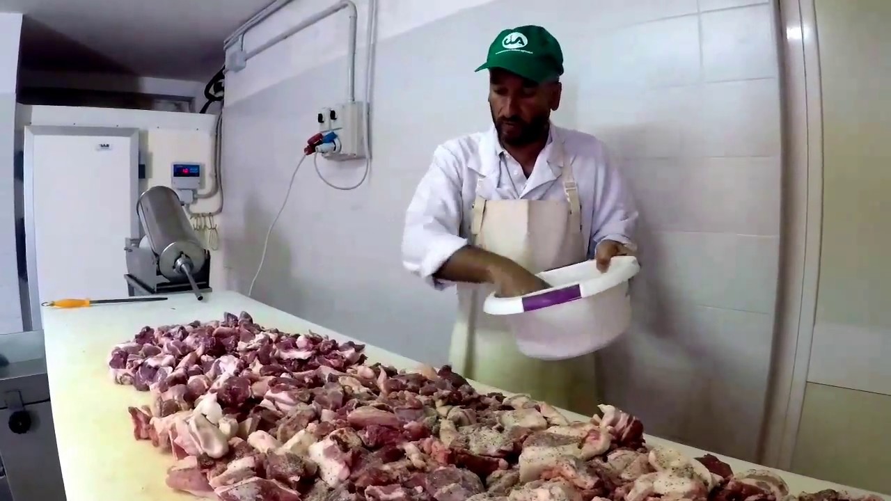 Come si fanno le salsicce e il salame Bastardone a Norcia