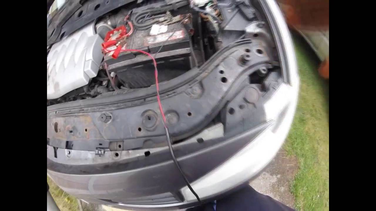 How to change the headlight bulbs renault megane/Как поменять лампочки передних фар renault megane