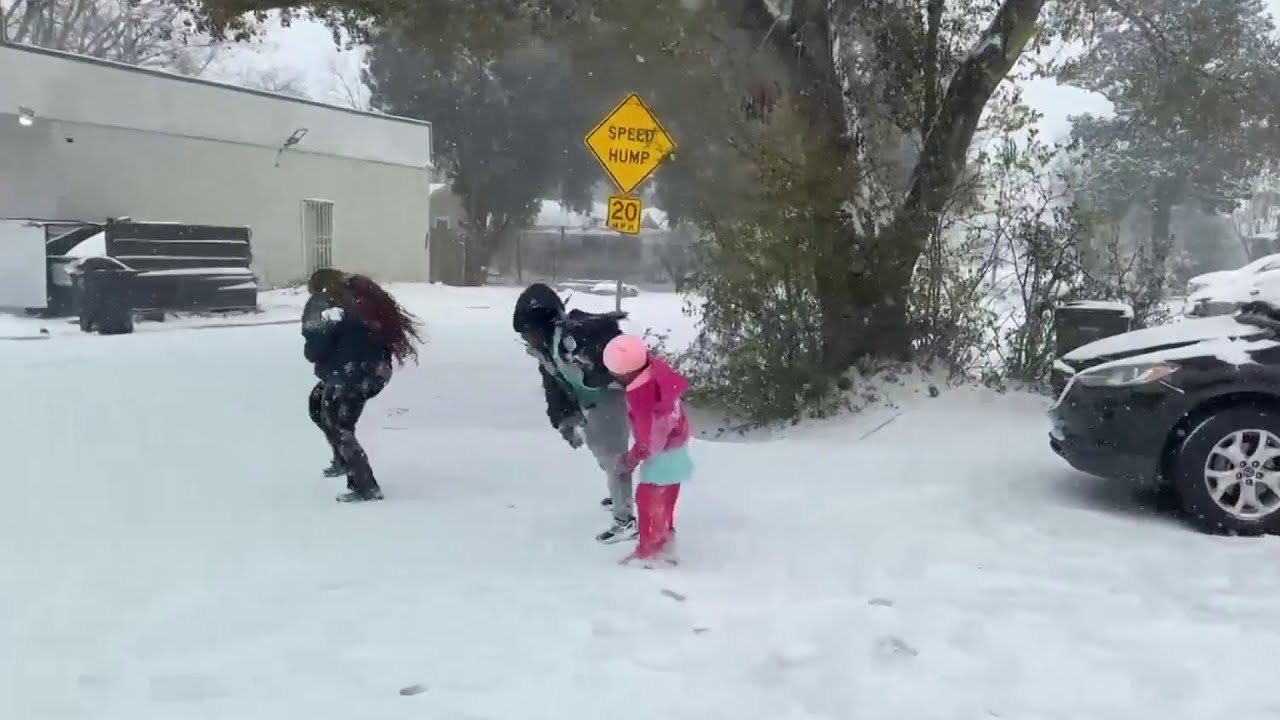 Snow in Houston: Sunnyside families enjoying the snowy weather