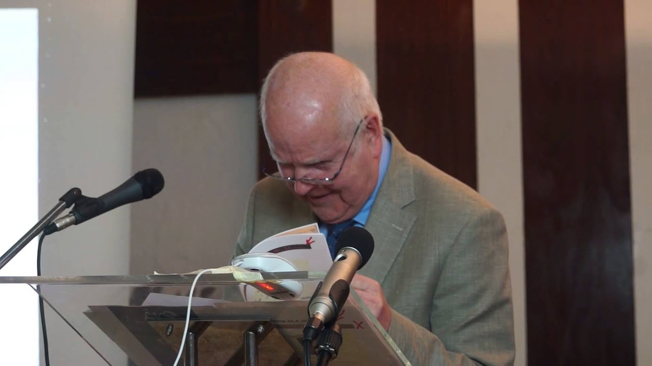 Ernst Albert Naether Urenkel des Begründers der Kinderwagenindustrie in Zeitz blättert in seiner Fam