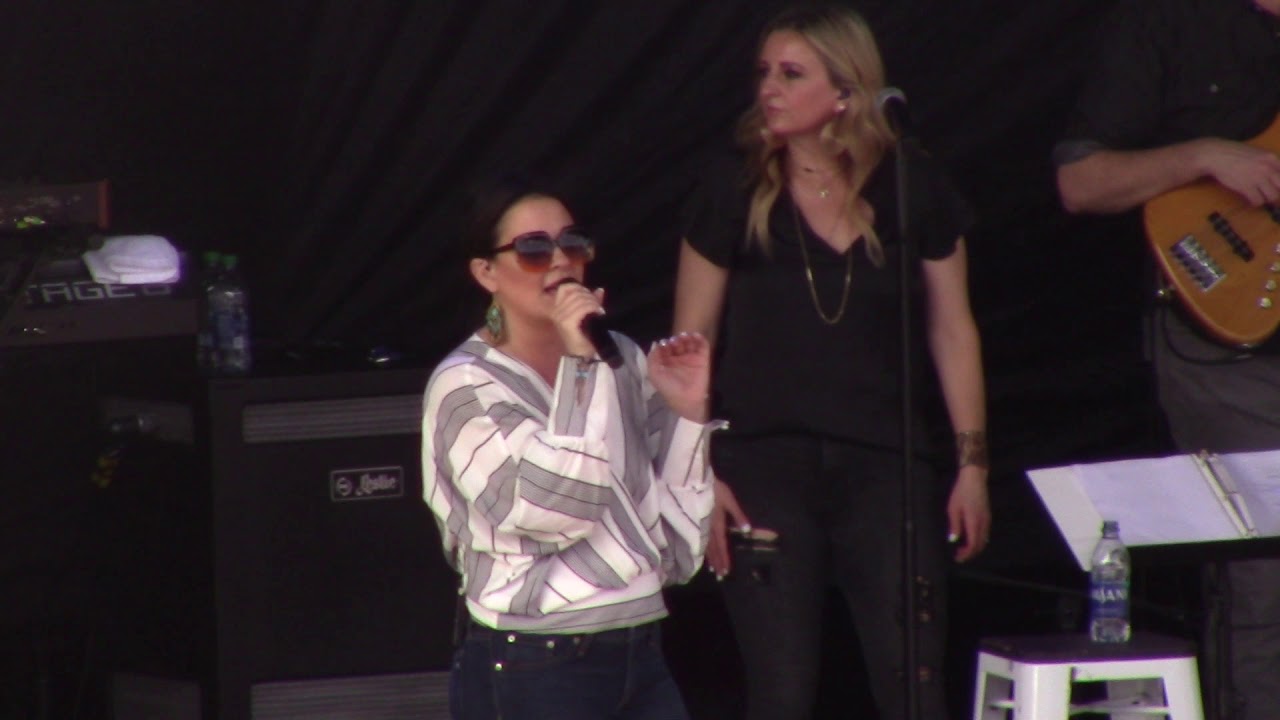 2020 03 03 Sara Evans - A Little Bit Stronger