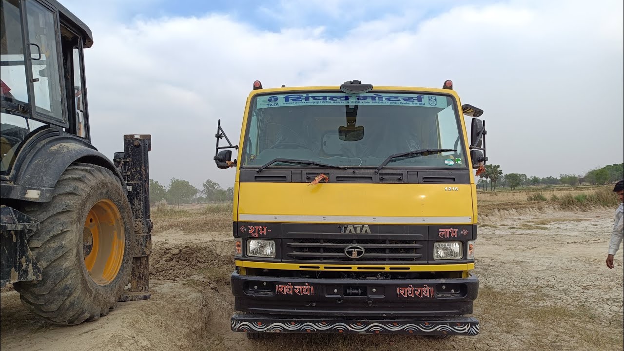 Manitou tlb 740s machine loading gitti in new TATA 1216 tipper truck 400 feet
