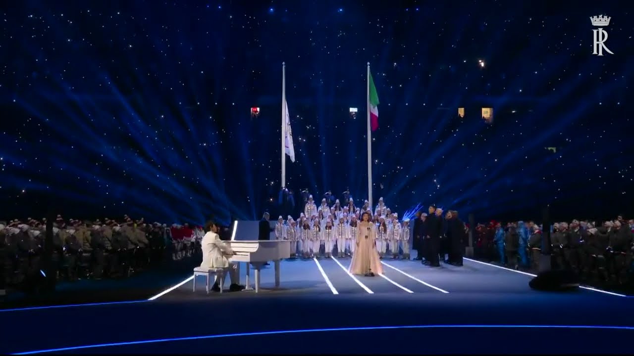 Alzabandiera durante la cerimonia di apertura dei Giochi Olimpici Invernali di Milano Cortina