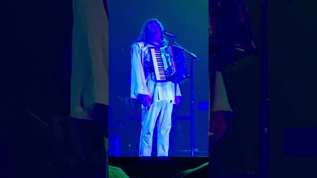Weird Al sings 