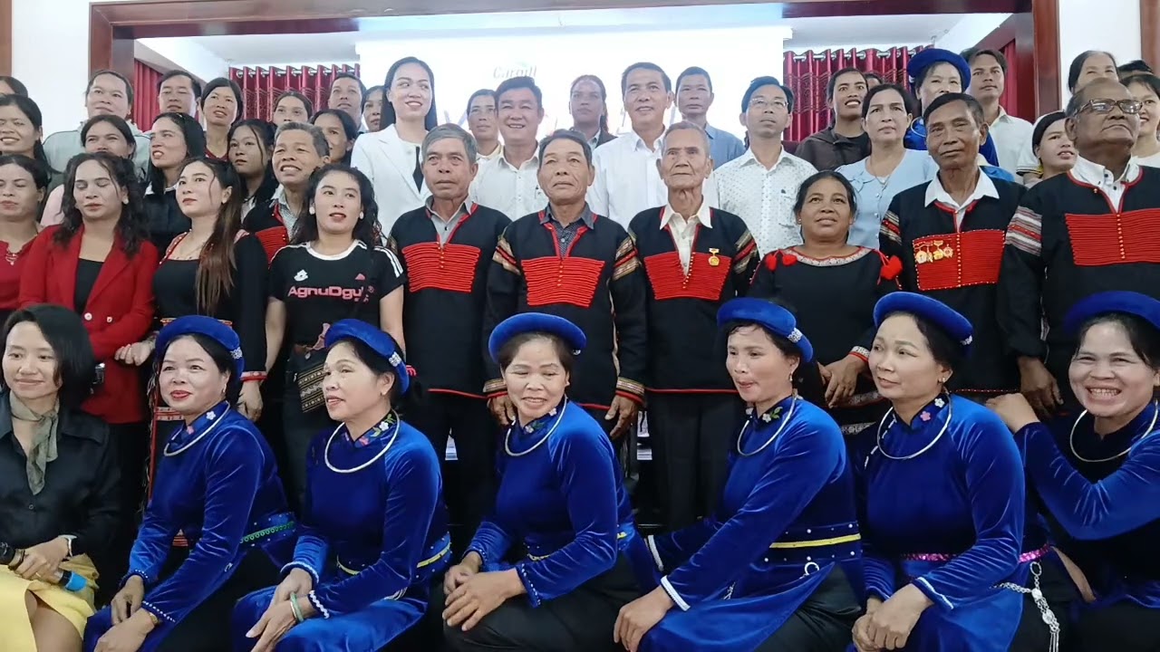  Hoàng Cầm  hát bài then cổ 