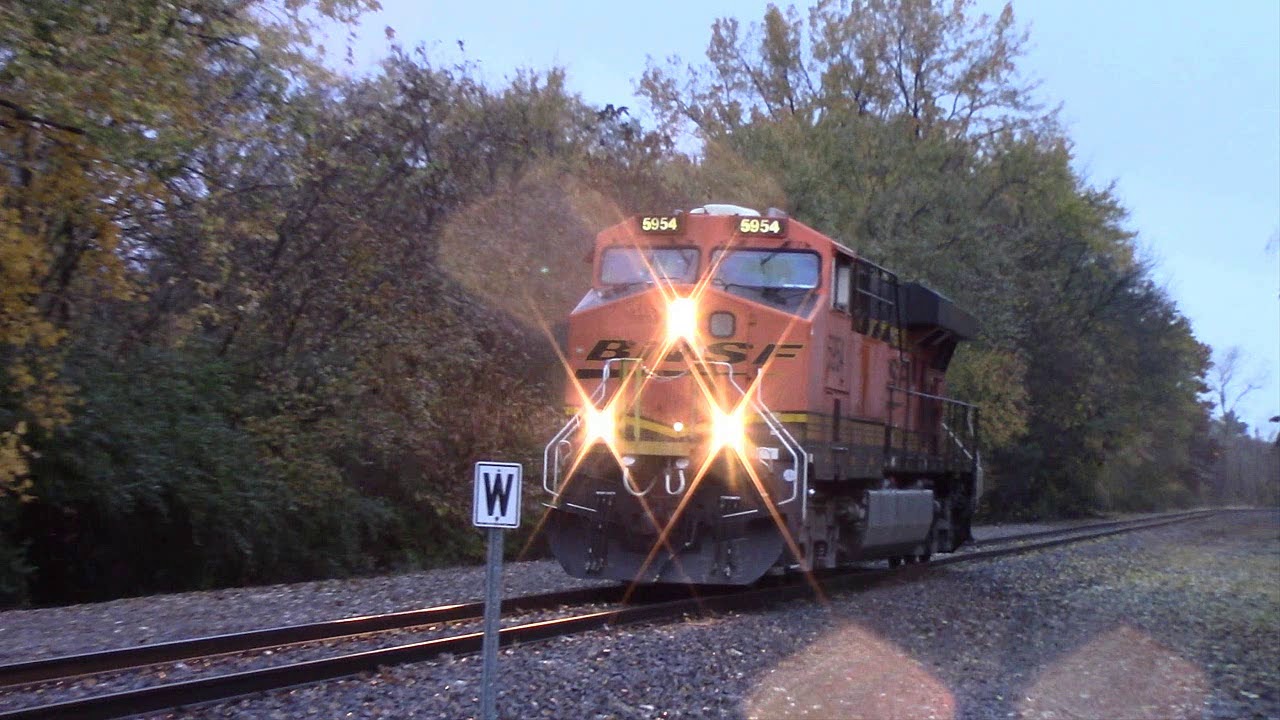 Conductor Of BNSF Power Move Throws Me Safety Gloves