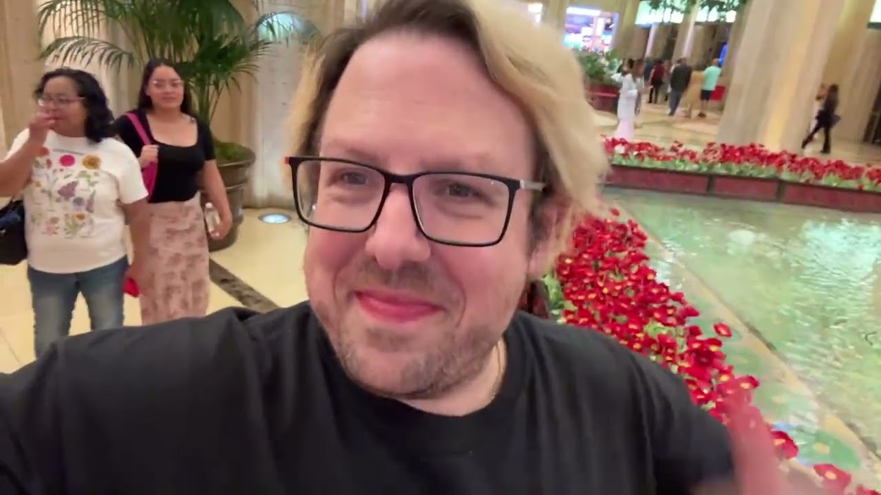 Let’s walk around the Vegas strip together 