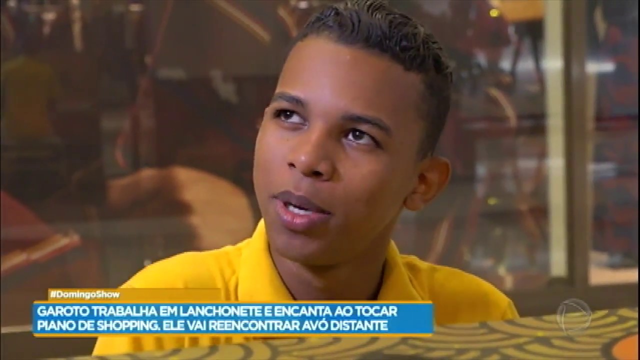 Garoto aprende a tocar piano sozinho e impressiona com talento