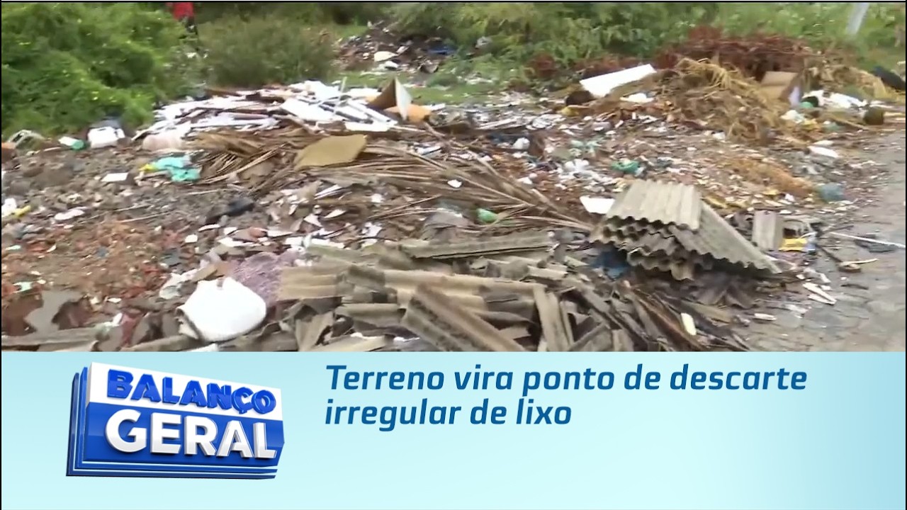 Terreno vira ponto de descarte irregular de lixo