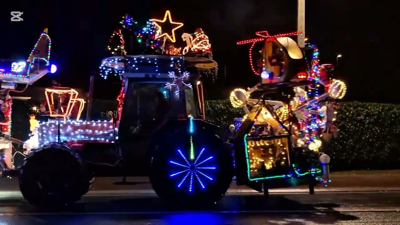 Verlichte tractorstoet in lede 