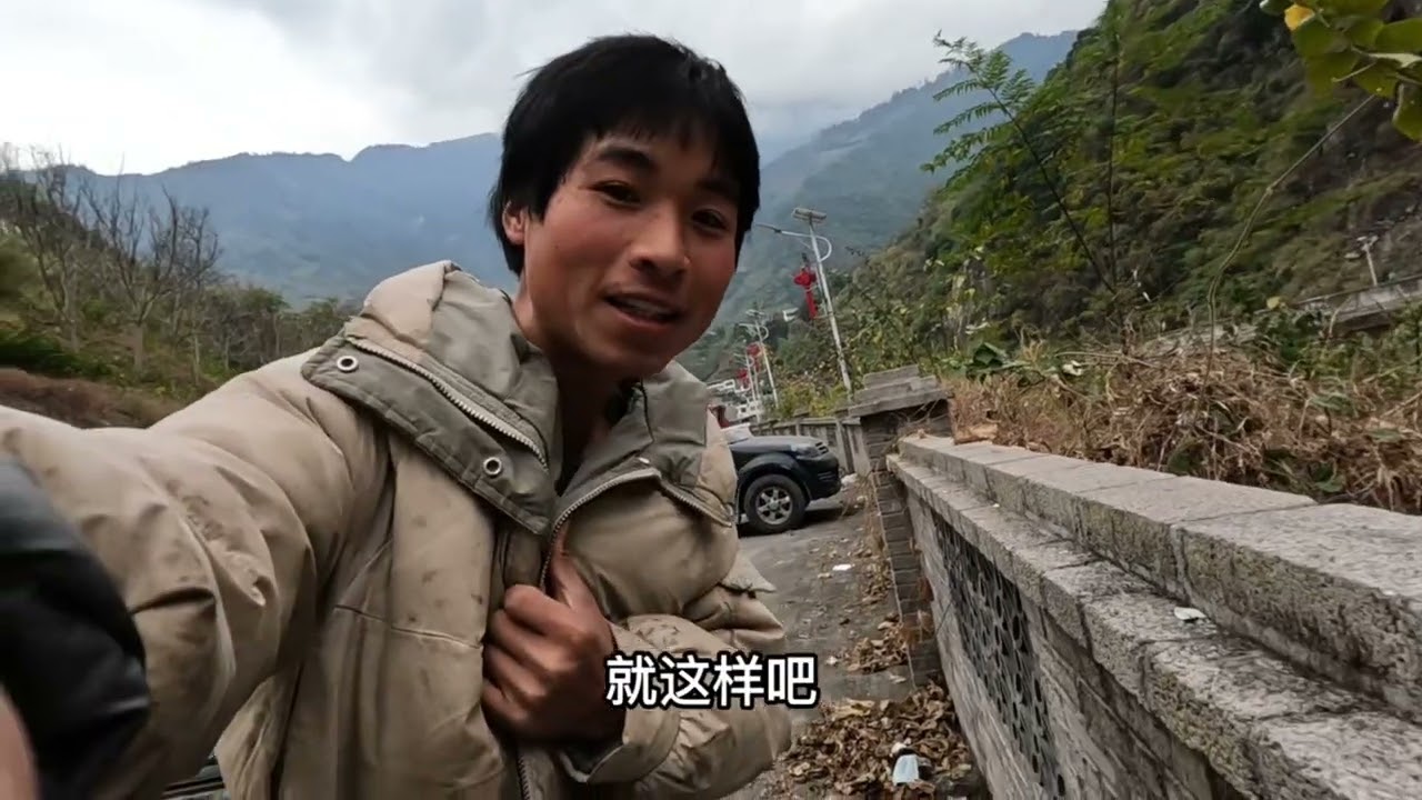 初到云南，村里露营，老奶奶过来给了青菜人真好
