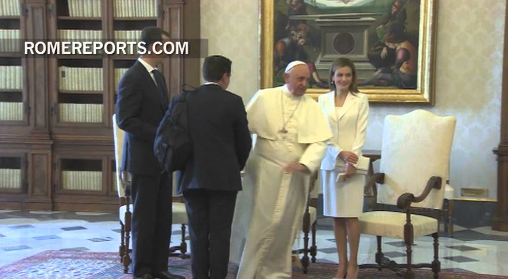 Los Reyes de España visitan al Papa en su primer viaje oficial | Papa