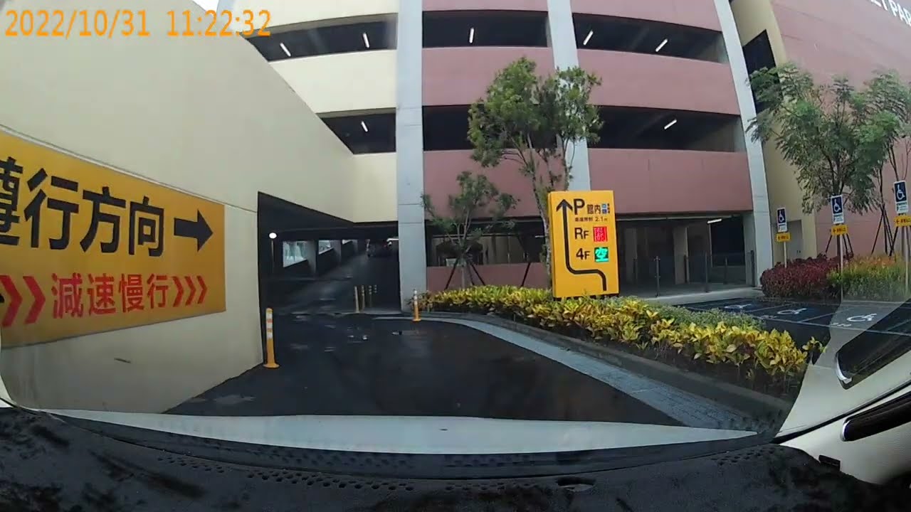 台南三井OUTLET南側出入口之地上停車場探險