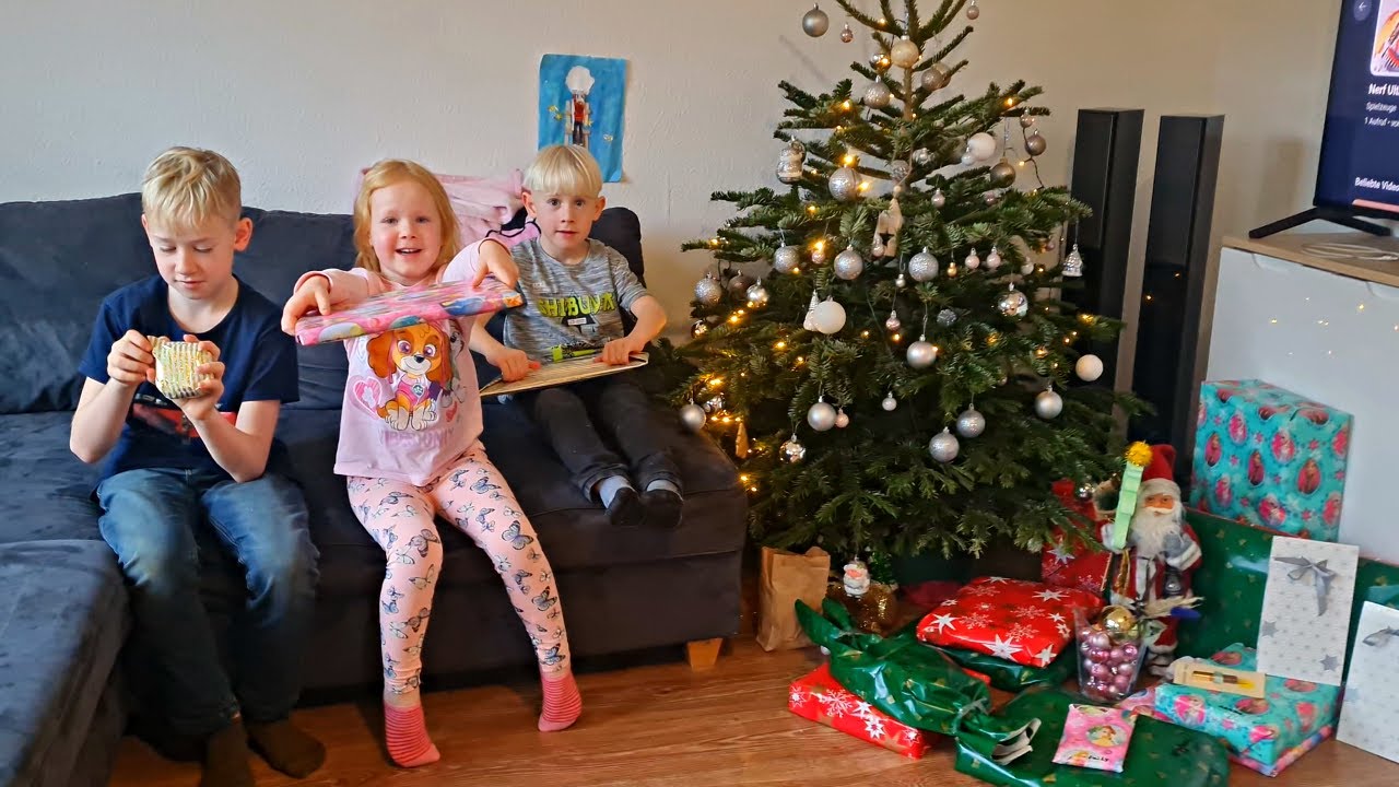Geschenke von Weihnachtsmann auspacken 🎅🏻🔫 Kinder Spielzeuge auspacken